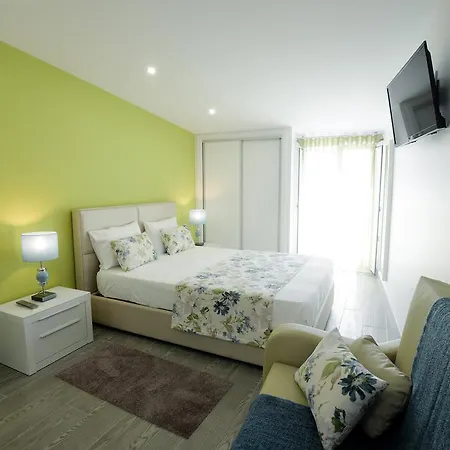 Holidays Marginal Apartman *